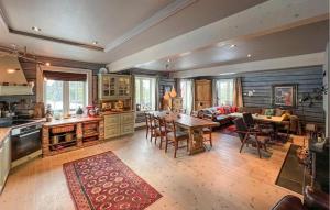 een keuken en woonkamer met een tafel en stoelen bij Nice Home In Sjusjøen With Wifi in Sjusjøen