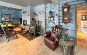 een woonkamer met een stoel en een staande klok bij Nice Home In Sjusjøen With Wifi in Sjusjøen