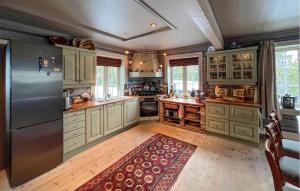 een keuken met witte kasten en een grote koelkast bij Nice Home In Sjusjøen With Wifi in Sjusjøen