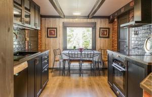 Dapur atau dapur kecil di Gorgeous Home In Kverva With Wifi