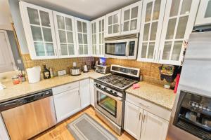 Η κουζίνα ή μικρή κουζίνα στο Stylish Notre Dame Condo - Sleeps 6 condo +23 φωτογραφίες