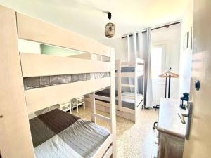 een kamer met 2 stapelbedden en een hal bij Apartamento vista mar Tarifa in Tarifa
