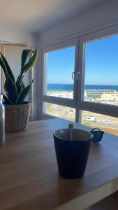 een keuken met een tafel met uitzicht op de oceaan bij Apartamento vista mar Tarifa in Tarifa
