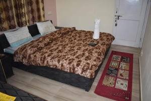 Ένα ή περισσότερα κρεβάτια σε δωμάτιο στο AbhiAak Regency Homestay +76 φωτογραφίες