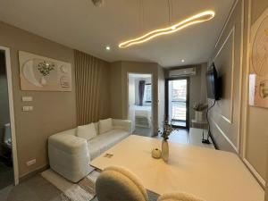 Μια τηλεόραση ή/και κέντρο ψυχαγωγίας στο Condo for rent CHALONG RAWAI PHUKET