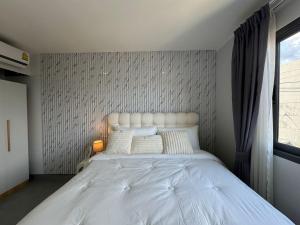 Ένα ή περισσότερα κρεβάτια σε δωμάτιο στο Condo for rent CHALONG RAWAI PHUKET