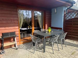 ポビエロボにあるKrissunのパティオ(黒いテーブルと椅子付) +6枚の写真