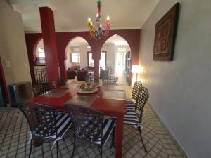 Chambre 4, Riad 3 Couple only au village naturiste في كاب داغد: غرفة طعام مع طاولة وكراسي