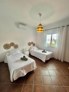 sypialnia z 2 łóżkami i lampką w obiekcie Casa rural Villa Miradri w mieście Torrox