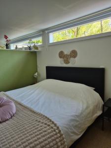 Postel nebo postele na pokoji v ubytování Chalet in Ursel