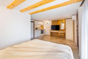 een slaapkamer met een bed en een keuken bij White Garden Villas Studio Patara in Kas