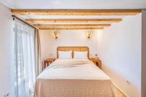 een slaapkamer met een bed en een raam bij White Garden Villas Studio Patara in Kas