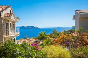 uitzicht op de oceaan vanuit een huis bij White Garden Villas Studio Patara in Kas