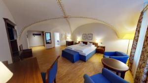 Postel nebo postele na pokoji v ubytování Romantik Hotel Tuchmacher + 24 fotografií