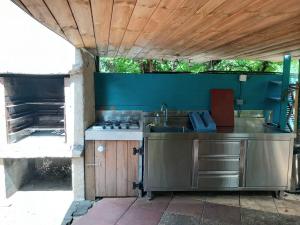 拉萨尔勒班Saline les bains petite maison bien aménagée calme & plage à pied的一个带水槽和炉灶的户外厨房