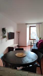 TV a/nebo společenská místnost v ubytování L'Arco nel Borgo