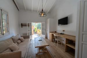 A television and/or entertainment centre at Finca Hotel Rural Es Turó
