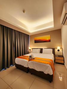 ein Hotelzimmer mit zwei Betten und einem Fenster in der Unterkunft 10min to Genting 4pax Room Free Parking 1410 in Genting Highlands