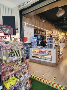 ein Geschäft mit einer Person, die an einem Tresen steht in der Unterkunft 10min to Genting 4pax Room Free Parking 1410 in Genting Highlands