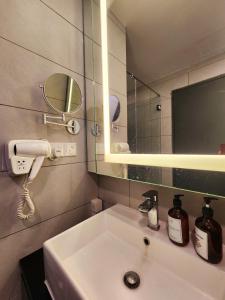 ein Badezimmer mit Waschbecken und Spiegel in der Unterkunft 10min to Genting 4pax Room Free Parking 1410 in Genting Highlands + 23 Fotos