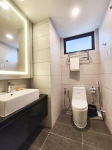 ein Badezimmer mit Waschbecken, Toilette und Spiegel in der Unterkunft 10min to Genting 4pax Room Free Parking 1410 in Genting Highlands