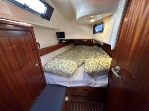 Photo de la galerie de l'établissement Veludstyret båd, med indbygget varme og gratis Wifi, à Fåborg