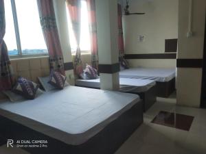 Hotel Riddhi Siddhi Restaurant and Bar客房内的一张或多张床位
