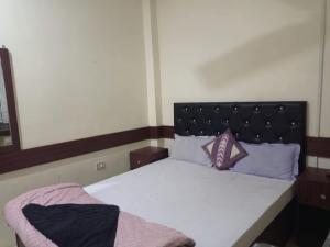 BīrganjHotel Riddhi Siddhi Restaurant and Bar的卧室里有一张带黑色床头板的床