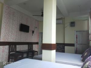 BīrganjHotel Riddhi Siddhi Restaurant and Bar的一间卧室,卧室内配有一张床和椅子