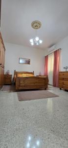 Postel nebo postele na pokoji v ubytování Lourdes House