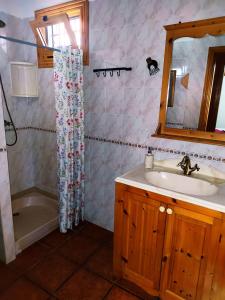 Łazienka w obiekcie Casas Rurales El Serrillal
