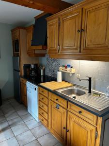 Nhà bếp/bếp nhỏ tại Beautiful apartment in independent chalet, facing mythical Col du Galibier