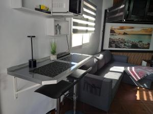 salon ze stołem i kanapą w obiekcie Sunset Cortés & Castro Beach - La Fajana w mieście Los Realejos