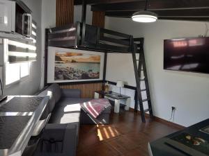 Telewizja i/lub zestaw kina domowego w obiekcie Sunset Cortés & Castro Beach - La Fajana