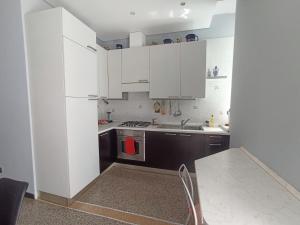 A kitchen or kitchenette at La casa sul mare-Savona Még 5 kép