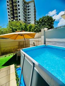 Hồ bơi trong/gần Beautiful 20-Person Villa, Walk to Beach & Market