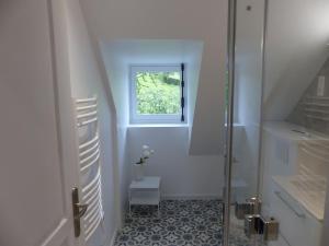 een witte badkamer met een douche en een raam bij Passage du Marché in Blainville-Crevon +38 foto's