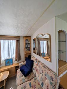 Isle of WightにあるBembridge Hideaway Static Caravan - Sandhills Holiday Park with Private Beachのソファと鏡が2つあるリビングルーム +32枚の写真