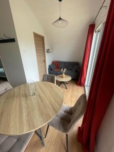 a living room with a table and a couch at Ecolodge in Trébeurden