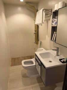 Un baño de كوخ ايفانا 10 fotos más