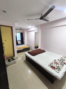 Katil atau katil-katil dalam bilik di Hotel Swarajya +14 gambar