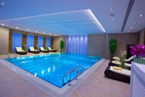 ein großer Pool in einem Hotelzimmer in der Unterkunft The Parma Hotel & Spa Taksim in Istanbul