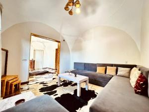 Charming Farm Stay with Barbecue Horses Monkeys and fun的休息区