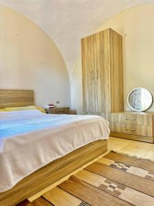 Charming Farm Stay with Barbecue Horses Monkeys and fun客房内的一张或多张床位