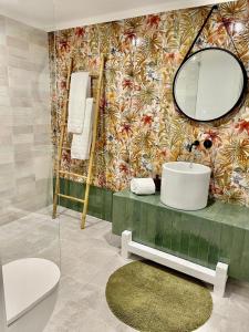 een badkamer met een wastafel en een spiegel bij Charming of Olhao2 in Olhão