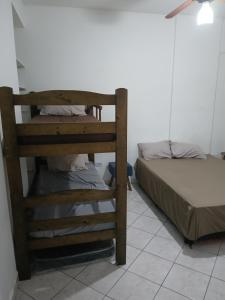 a bedroom with a bunk bed and a bedpectpectpectheasternheastern at Apartamento Estrela da Praia V19 in Mongaguá