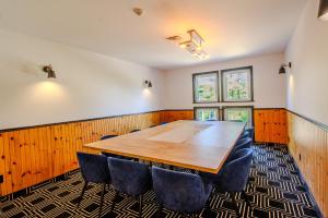 una sala conferenze con tavolo e sedie in legno di Domaine du lac long- Piscine & Spa- a Saint-Alphonse-Rodriguez Altre 46 foto