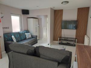 Μια τηλεόραση ή/και κέντρο ψυχαγωγίας στο Langley Guest House Nr Pinewood Studios