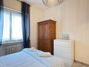 Un dormitorio con una cama y una cómoda y una ventana. en 250 mt dal mare - Relax con Ampio Terrazzo, en Andora
