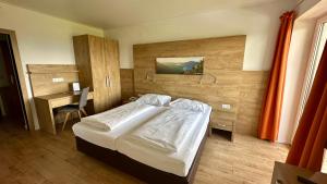 Postel nebo postele na pokoji v ubytování Hotel Schöne Aussicht